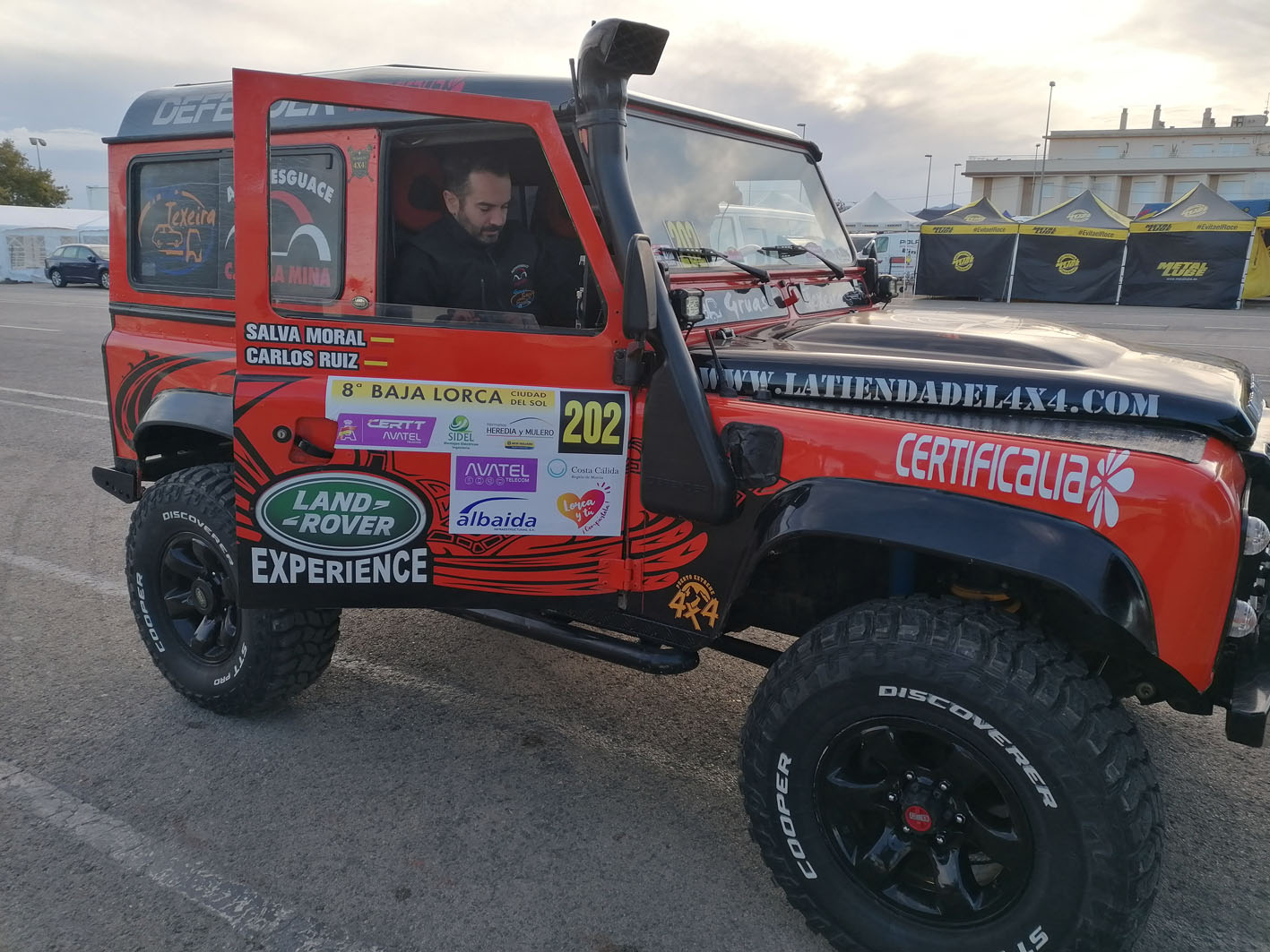 El equipo La Mina Competición se prepara para tomar la salida en la Baja Lorca 2021.