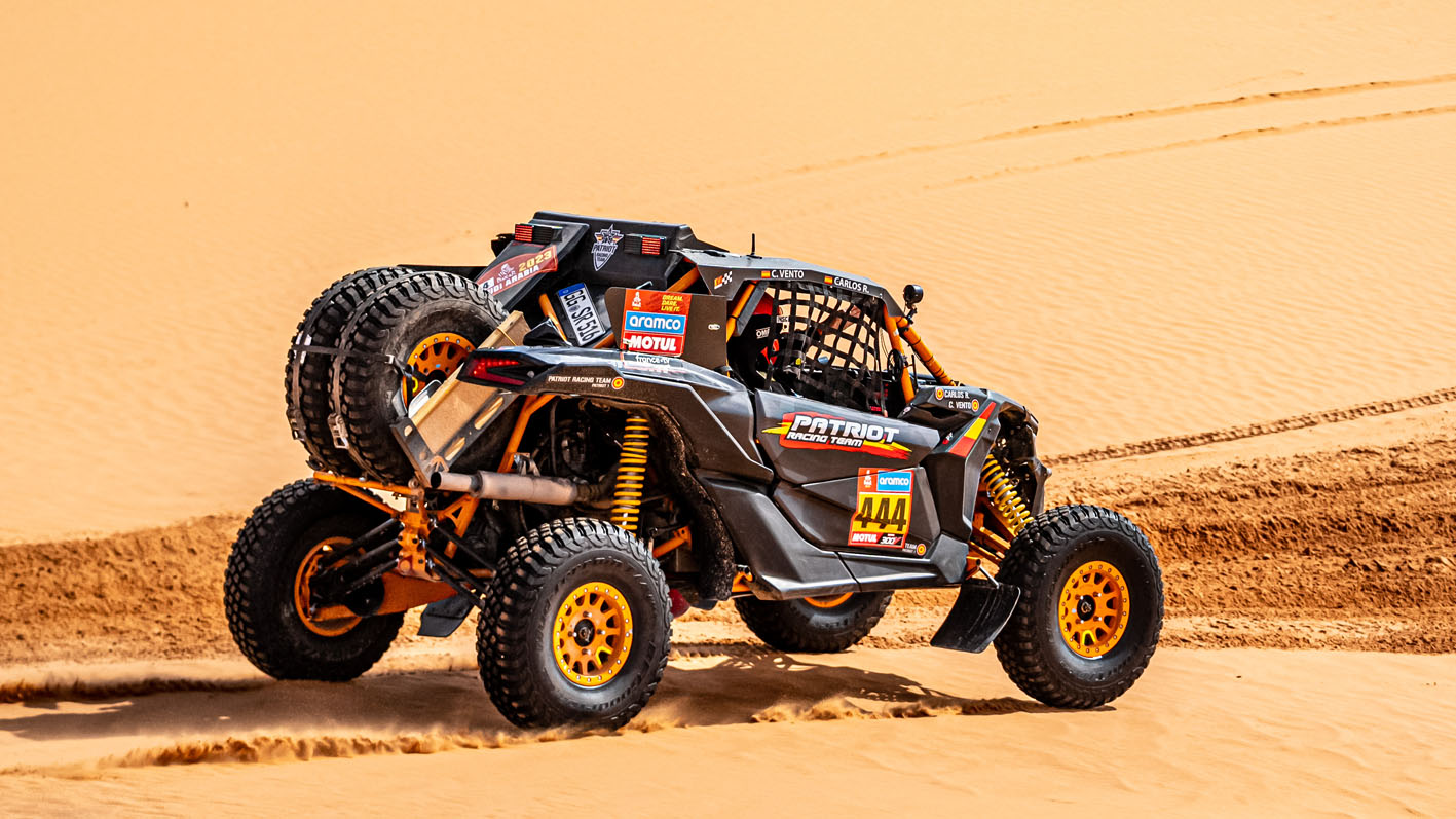 Gracias a su relación peso-potencia el buggy del equipo se desenvuelve a la perfección en zonas de arena.