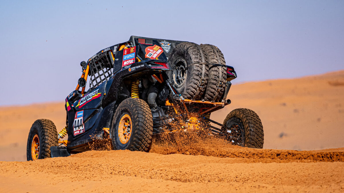 El equipo Patriot Racing Team enfrentándose a las dunas en una de las etapas.