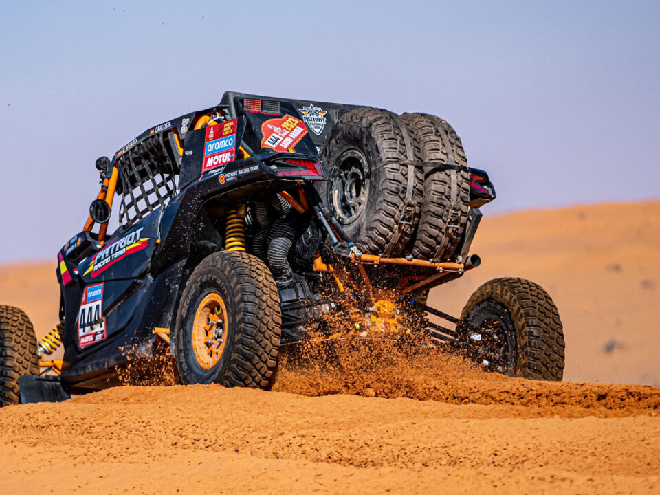 El equipo Patriot Racing Team enfrentándose a las dunas en una de las etapas.