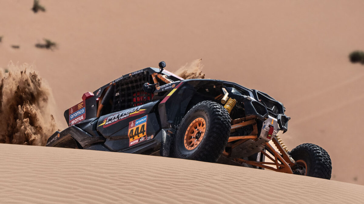 Carlos Vento y Carlos Ruiz superan una zona de dunas en el Rally Dakar 2023.
