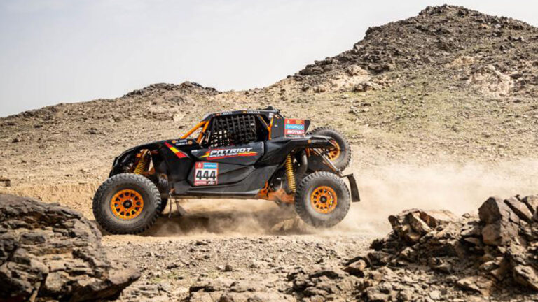 A pesar de una avería en la tracción delantera del vehículo el equipo Patriot Racing Team consigue finalizar la primera etapa del Rally Dakar 2023